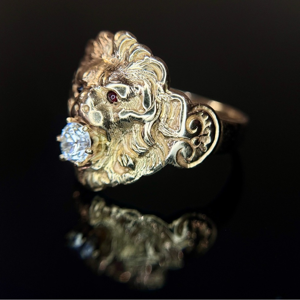 Antique Victorian Lion Ring featuring a Old European Cut Diamond 14k Yellow Gold - Picture 11 of 16